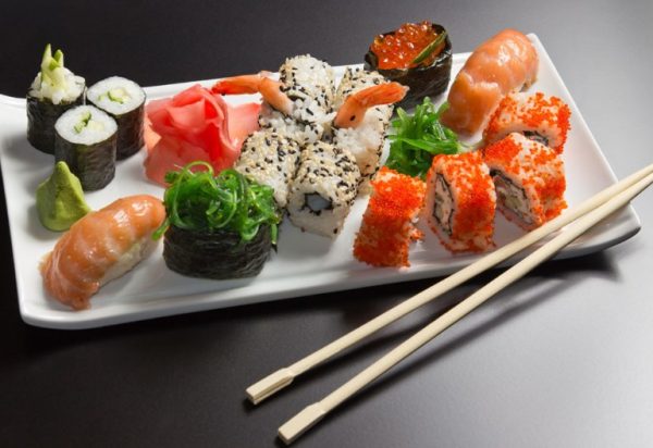 Суши отличаются пикантным вкусом и полезными свойствами