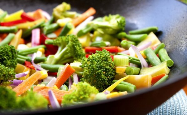 Основное правило соблюдения вегетарианской диеты – ограничение или исключение из рациона животных жиров и белков