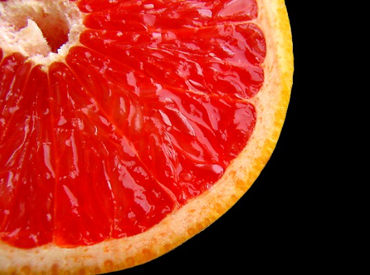 Самым эффективным жиросжигающим фруктом считается грейпфрут