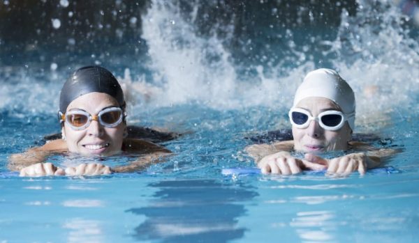 Плавание – активный вид спорта, который помогает избавиться от избыточных килограммов