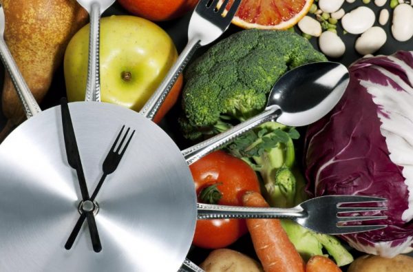 Нужно питаться в рамках дневной калорийности и соблюдать баланс макронутриентов