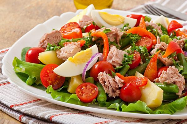 Салат с тунцом и овощами
