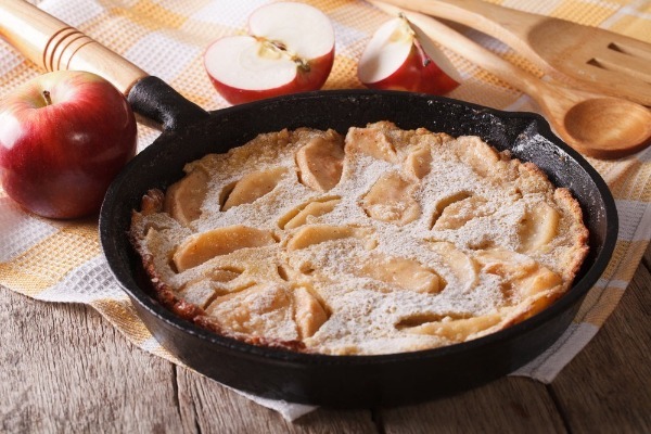 Диетический яблочный пирог на сковороде