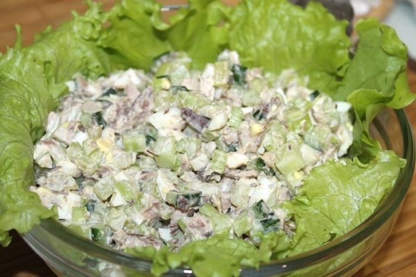 Салат из консервированного тунца с сельдереем