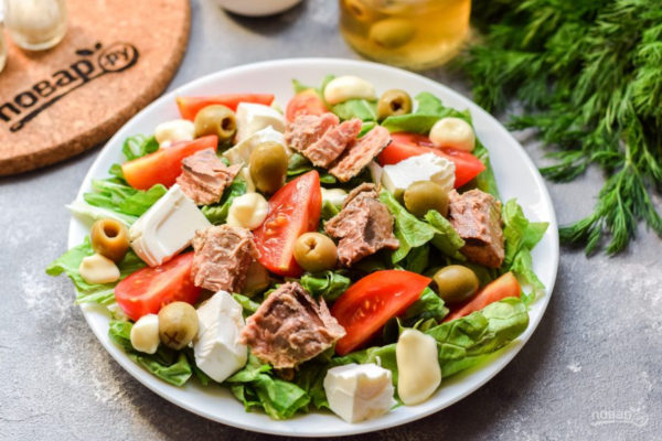 Салат с фетой, тунцом и маслинами